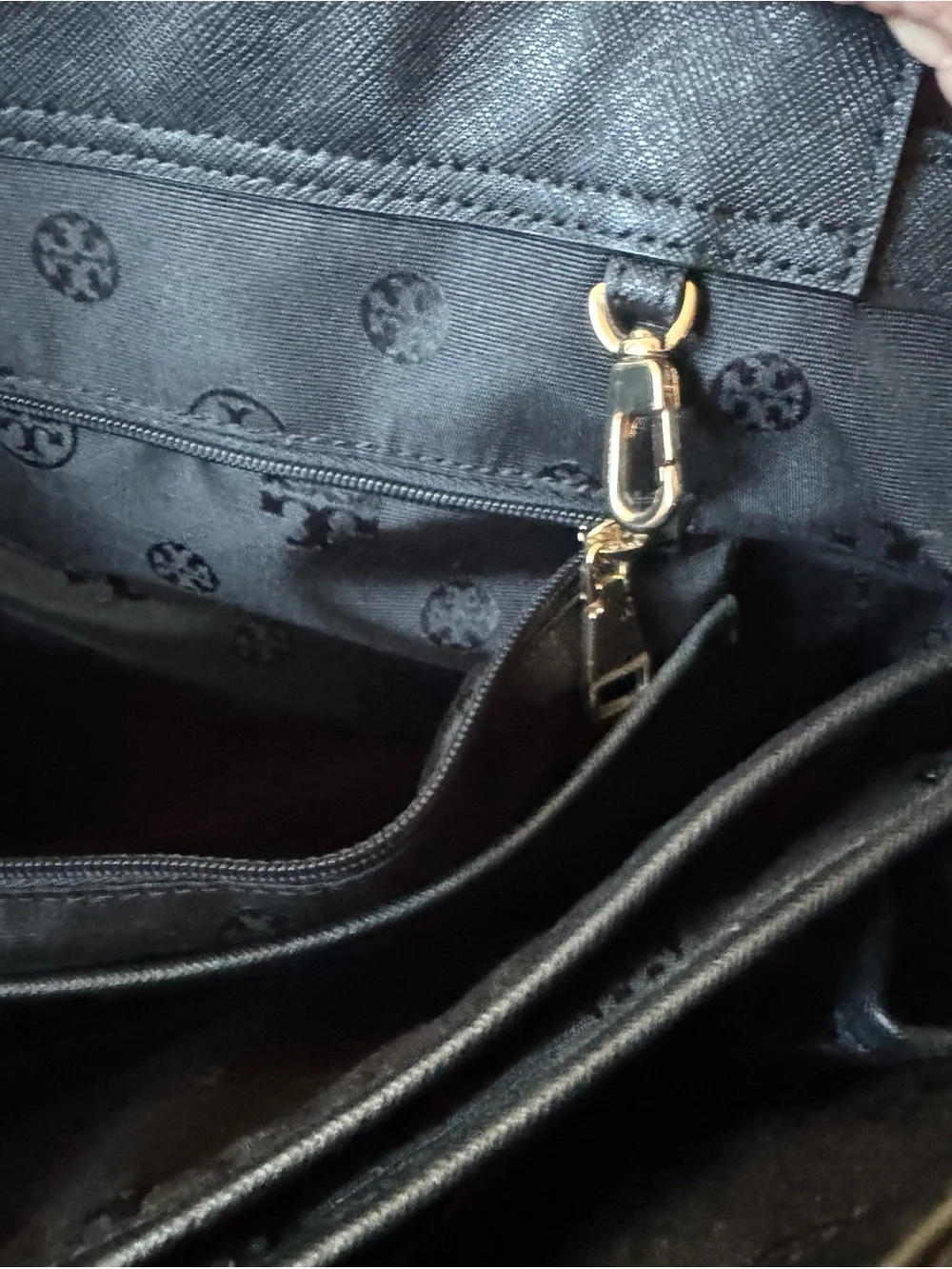 Excellent Tory Burch Black Saffiano Leather Emerson Top Zip Tote with Gold Logo - Picture 5 of 16